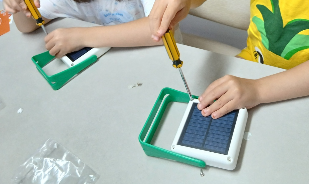 마지막 나사 조이는 모습