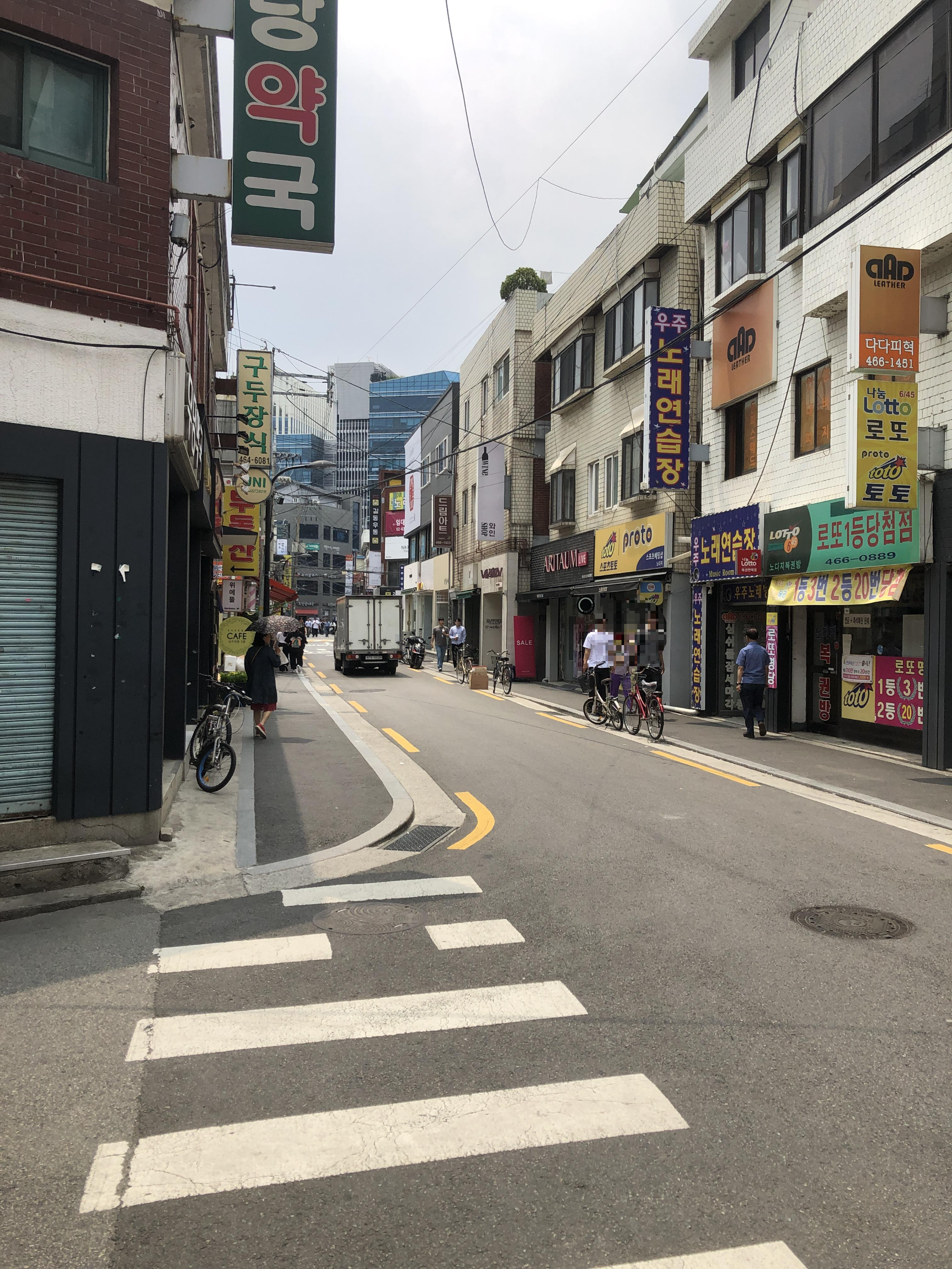 성수역 4번 출구 '연무장길' 산책: 중국 MZ 세대도 반한 성수동 레트로 감성