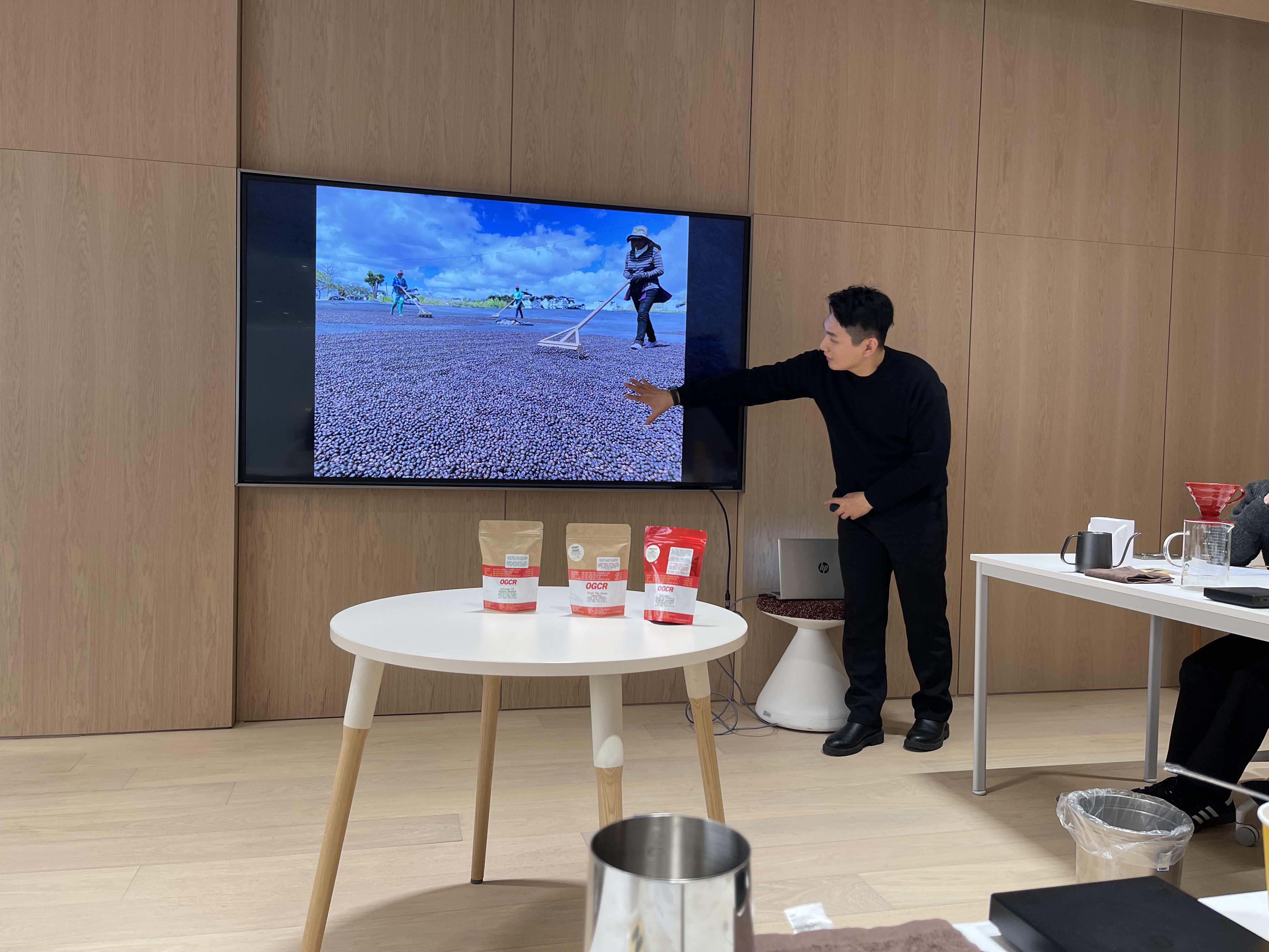 가공 방식에 대해 설명 중이신 박명상 바리스타님