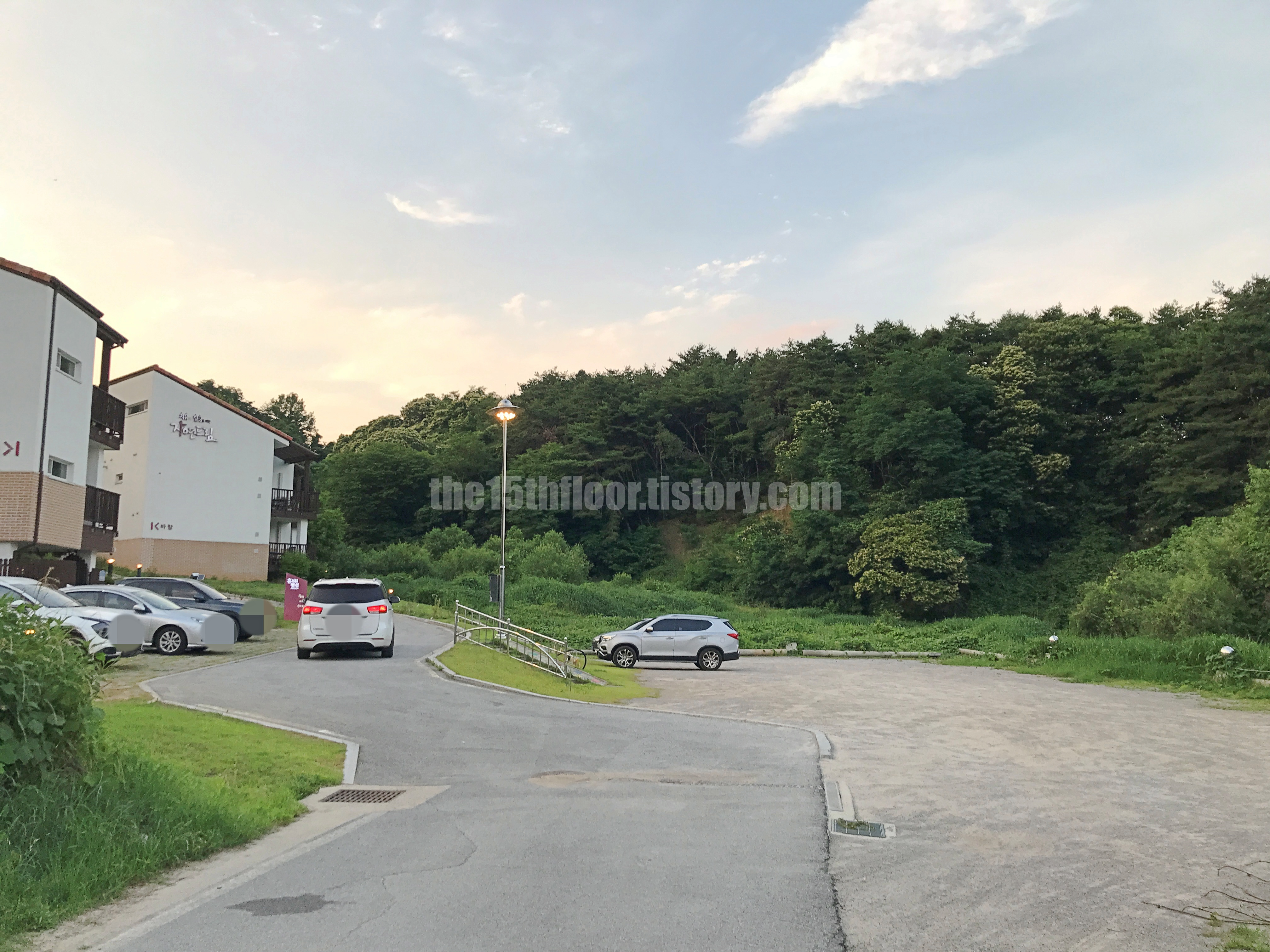 휴 펜션 주차장