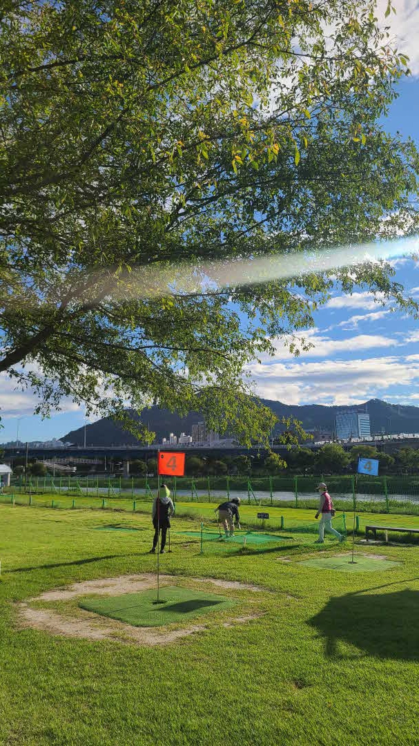 파크골프 즐기는 사람들