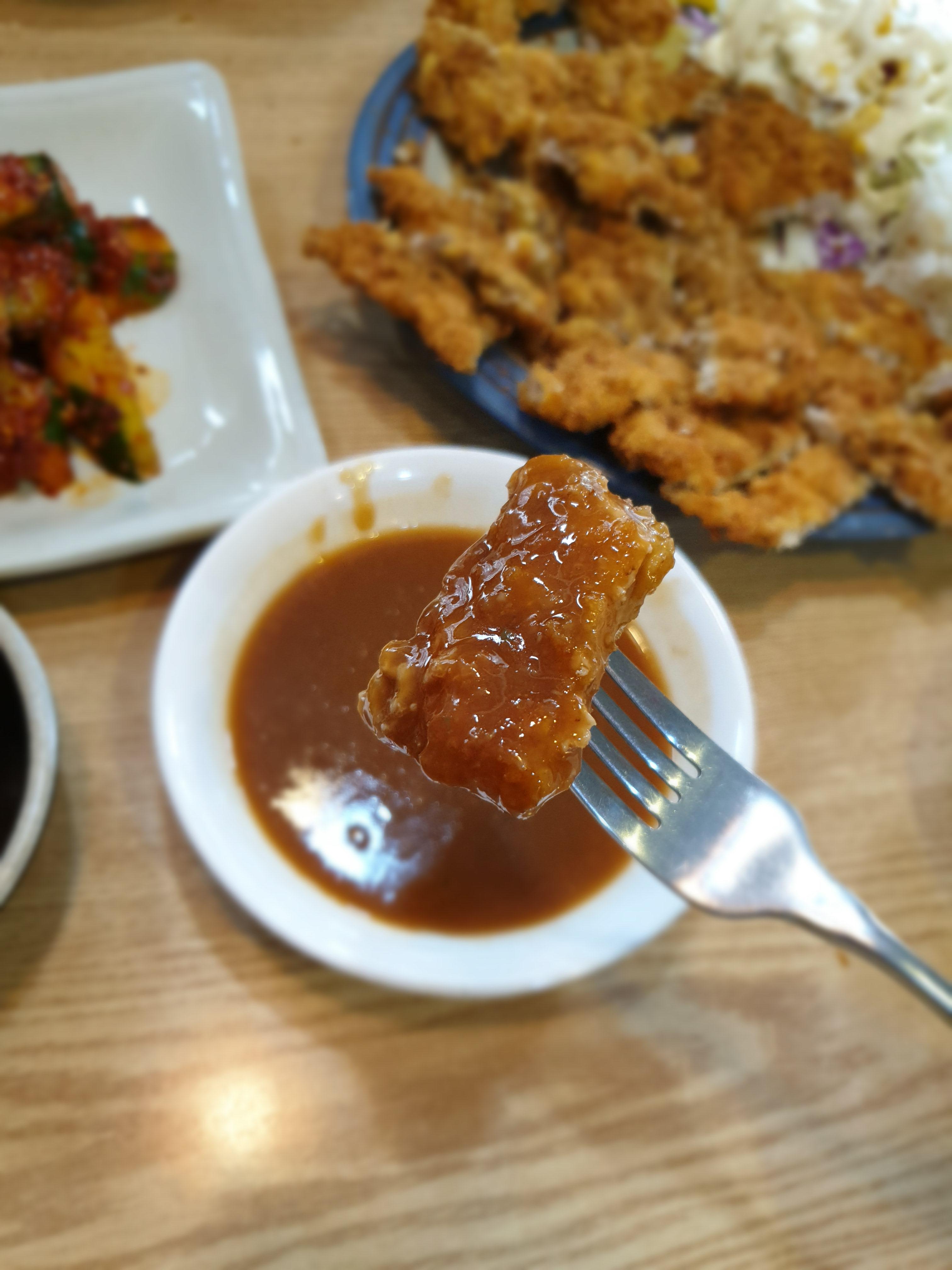 꾸덕한 소스를 듬뿍 머금은 돈까스. 소스가 모자라면 주저 말고 리필 요청하세요!
