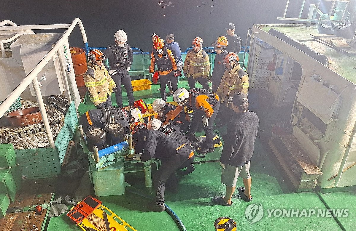 선원 구조 중/ 출처 - 연합뉴스