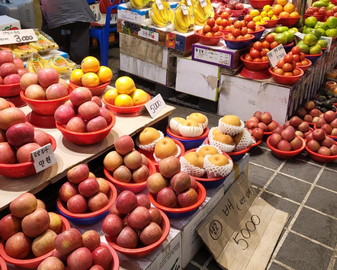 극한직업 과일 소매점에 진열된 푸짐한 과일들