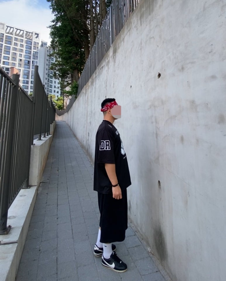데일리룩('26. 6. 27.)로스코 4349 페이즐리 반다나, 드릭스 럭비 메시 슬리브 티셔츠, 무신사스탠다드 와이드 버뮤다 팬츠, 나이키 양말, 나이키 코르테즈 블랙 화이트