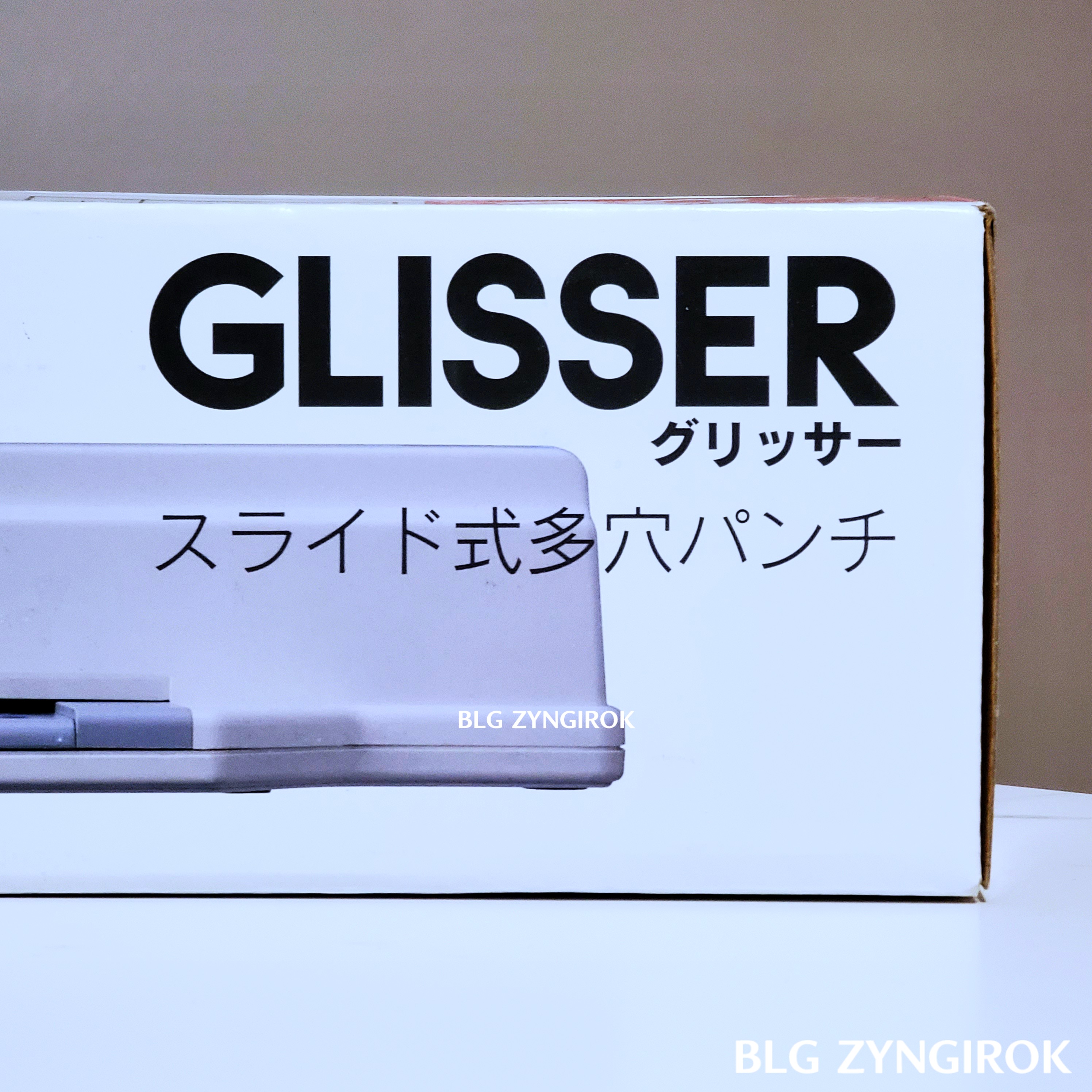 CARL-GLISSER-상자-오른편모습이다.