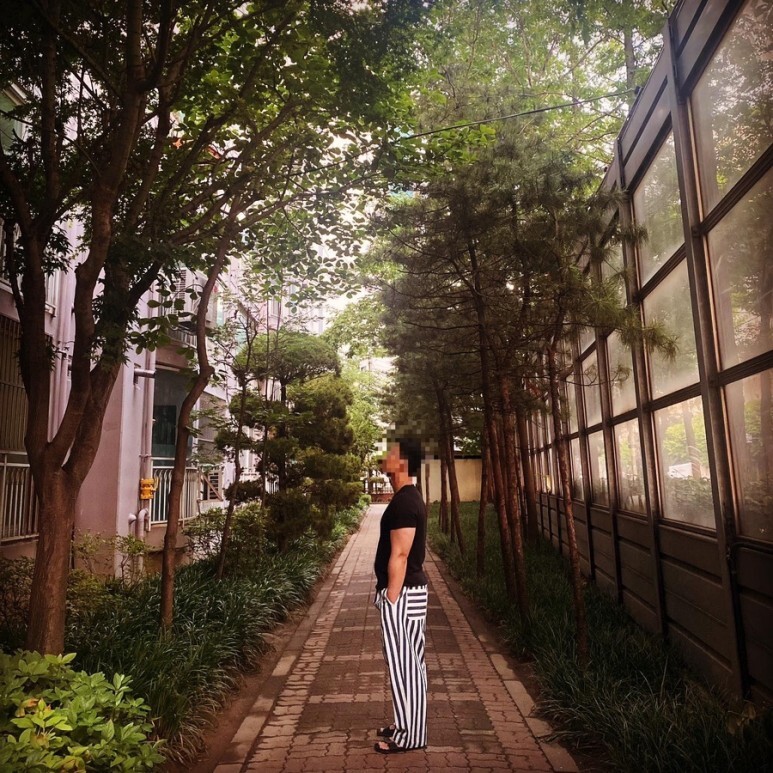 데일리룩(오뭘입 여름) 빈티지 반팔 블랙&#44; 아조바이아조 오버사이즈 스트라이프 코튼 블루 팬츠&#44; 버켄스탁 슬리퍼&#44; 남자데일리룩&#44; 남자데일리코디&#44; 남자데일리패션&#44; ootd