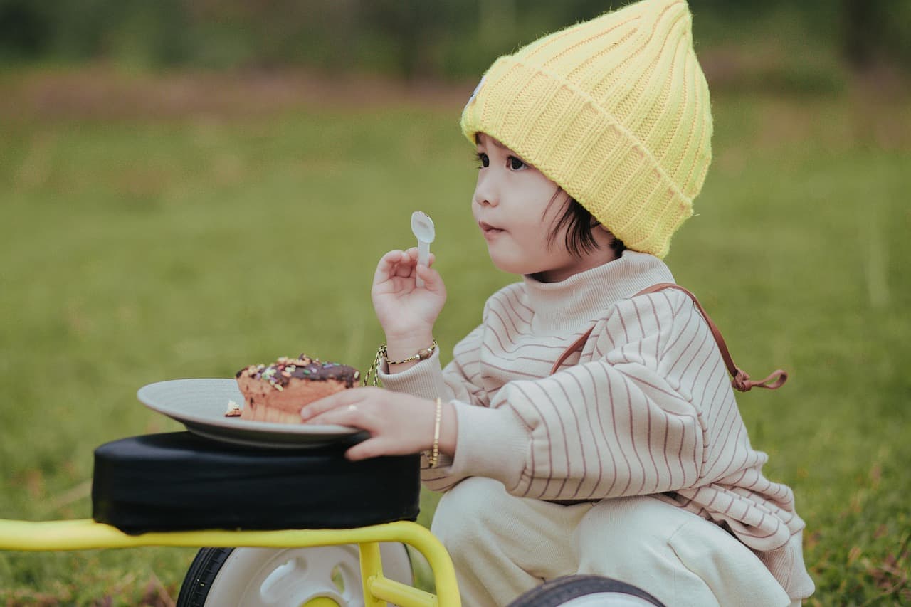 혼밥·혼술 문화: 1인 생활의 보편화와 개인주의 확산