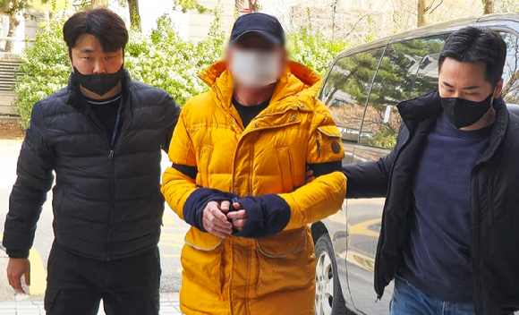 말다툼을 하던 중 지인을 흉기로 찔러 숨지게 한 혐의로 구속영장이 청구된 60대 남성이 4일 오후 인천 미추홀구 인천지법에서 구속 전 피의자 심문(영장실질심사)을 받기 위해 이동하고 있다. [사진=뉴시스]