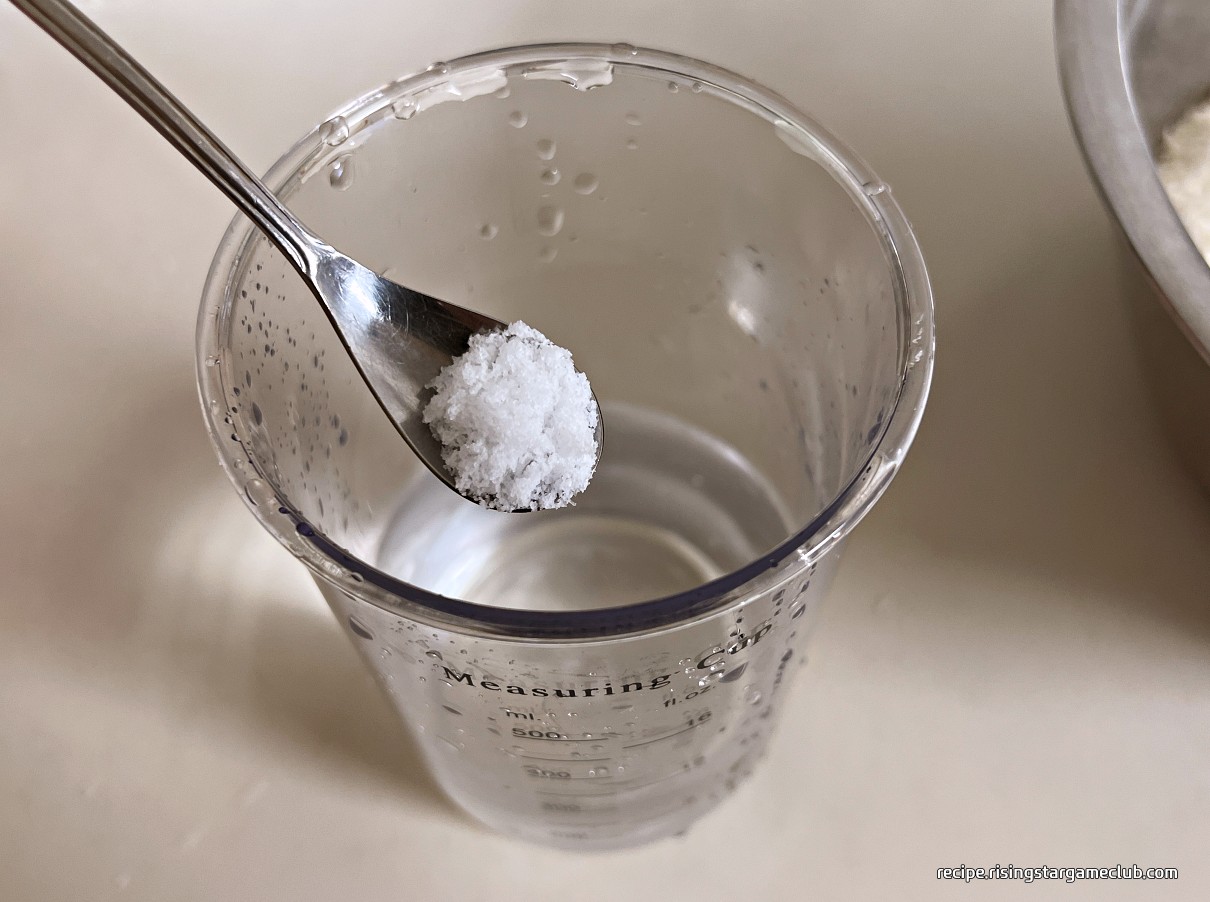 바지락 칼국수에 반죽에 넣을 물에 소금을 넣는 사진