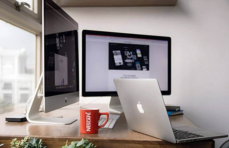 사무실에-맥북과-아이맥으로-작업하는-모습