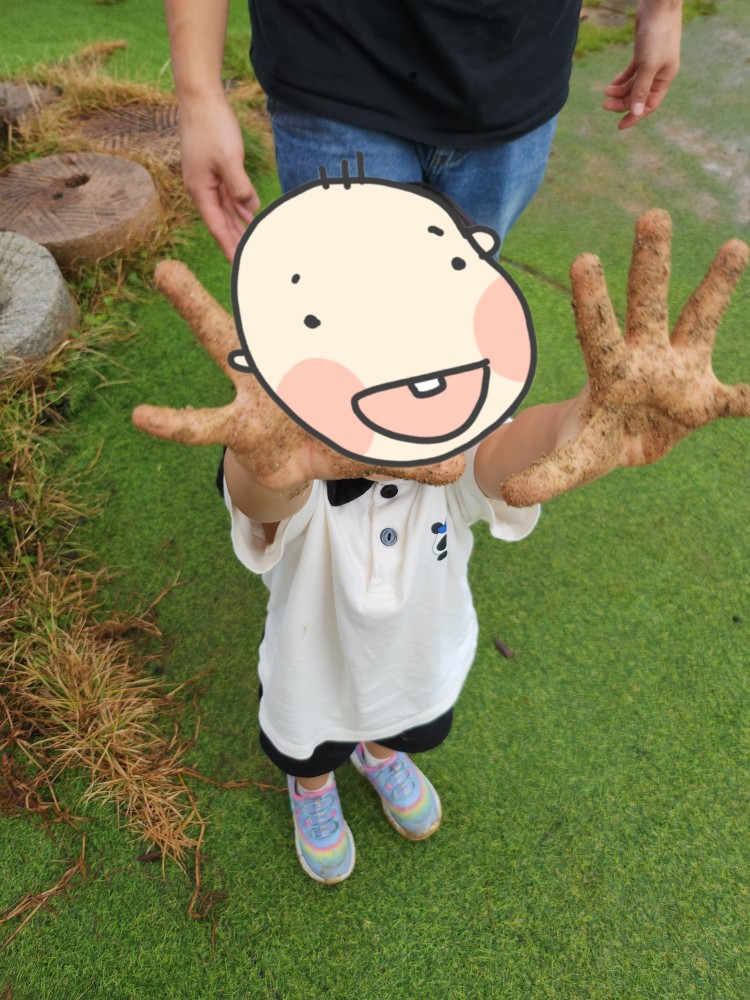 모래 놀이를 하고 난 아이