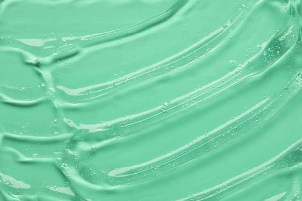 피부 위의 조각 – 고체 화장품은 왜 다시 뜨는가?
스틱밤, 클렌징 바, 솔리드 세럼의 귀환