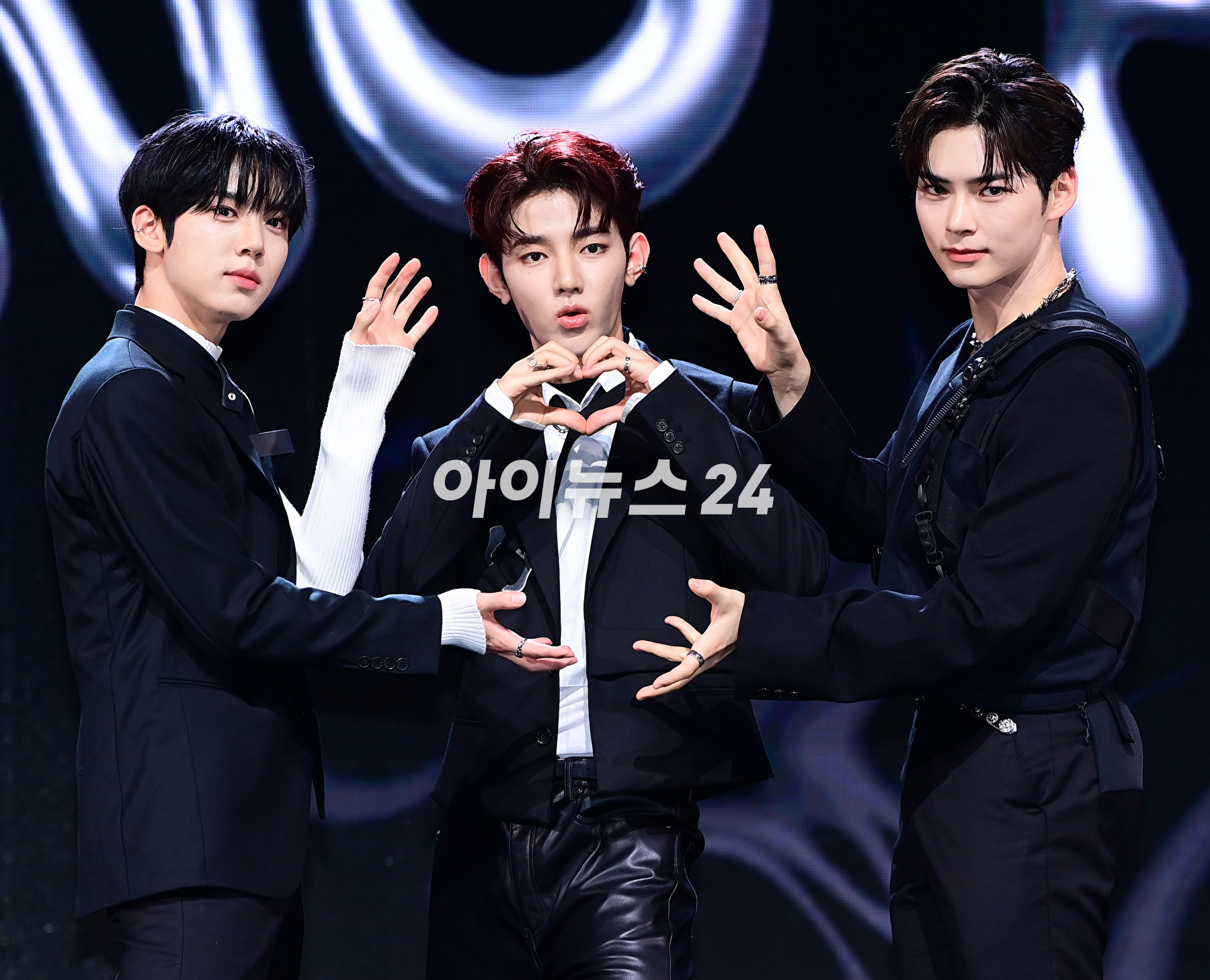 그룹 제로베이스원(ZEROBASEONE)이 5일 오후 서울 광진구 예스24라이브홀에서 열린 두 번째 미니앨범 '멜팅 포인트'(Melting Point) 발매 기념 쇼케이스에서 포토타임을 갖고 있다. [사진=정소희 기자]