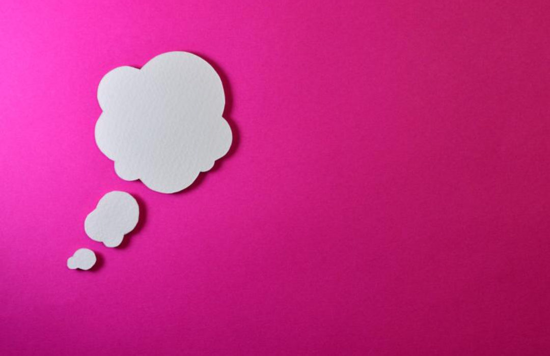 핑크색 배경에 생각하는 말풍선이 그려져 있다.