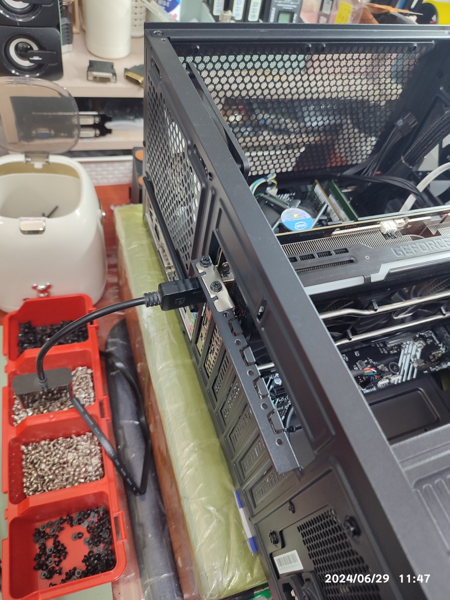 DP 포트에 케이블을 먼저 꽂아두고