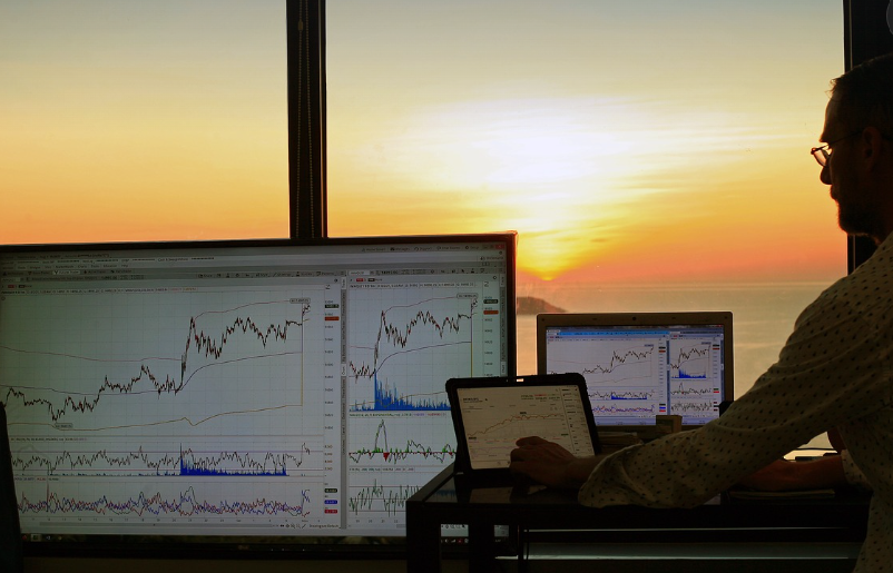 컴퓨터로 투자하는 모습