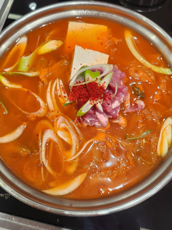 한옥집김치찜 롯데몰의 김치찌개 서빙된 모습