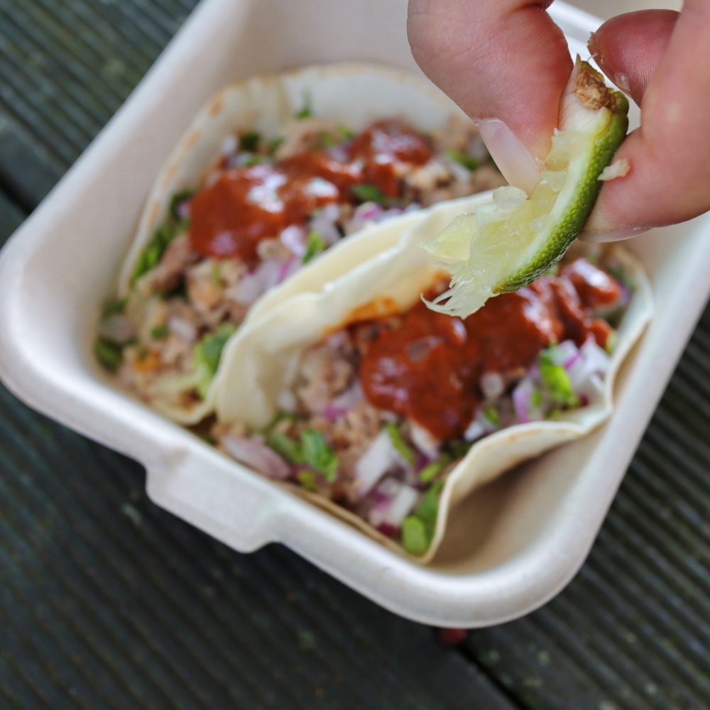 까르니따스 타코 포장과 타바스코 소스와 라임