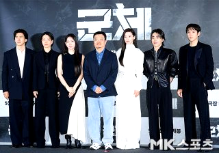 군체 영화 개봉일 줄거리 연상호 감독 출연진 전지현 구교환