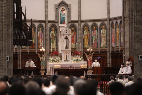 미사를_진행하고_있는_명동성당의_모습