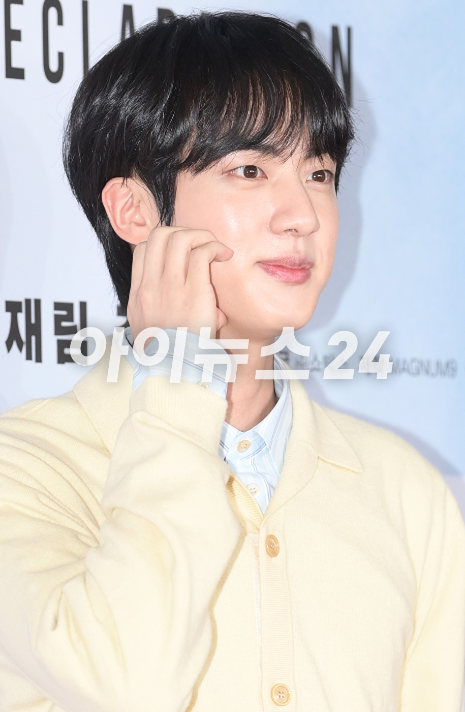 방탄소년단 진이 25일 오후 서울 삼성동 메가박스 코엑스에서 열린 영화 &#39;비상선언&#39;(감독 한재림) VIP 시사회에 참석해 포토타임을 갖고 있다. [사진=정소희 기자]