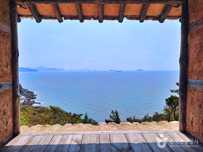 집마루에서 보이는 바다풍경