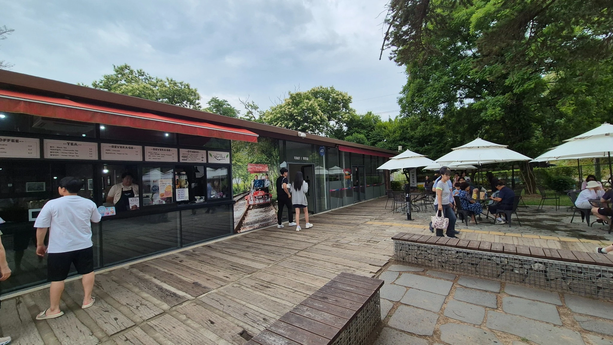 역사 카페 &ndash; 대기 시간에도 여유롭게