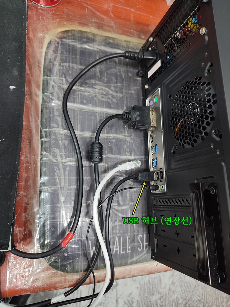 컴퓨터 수리 작업대 케이블 정리