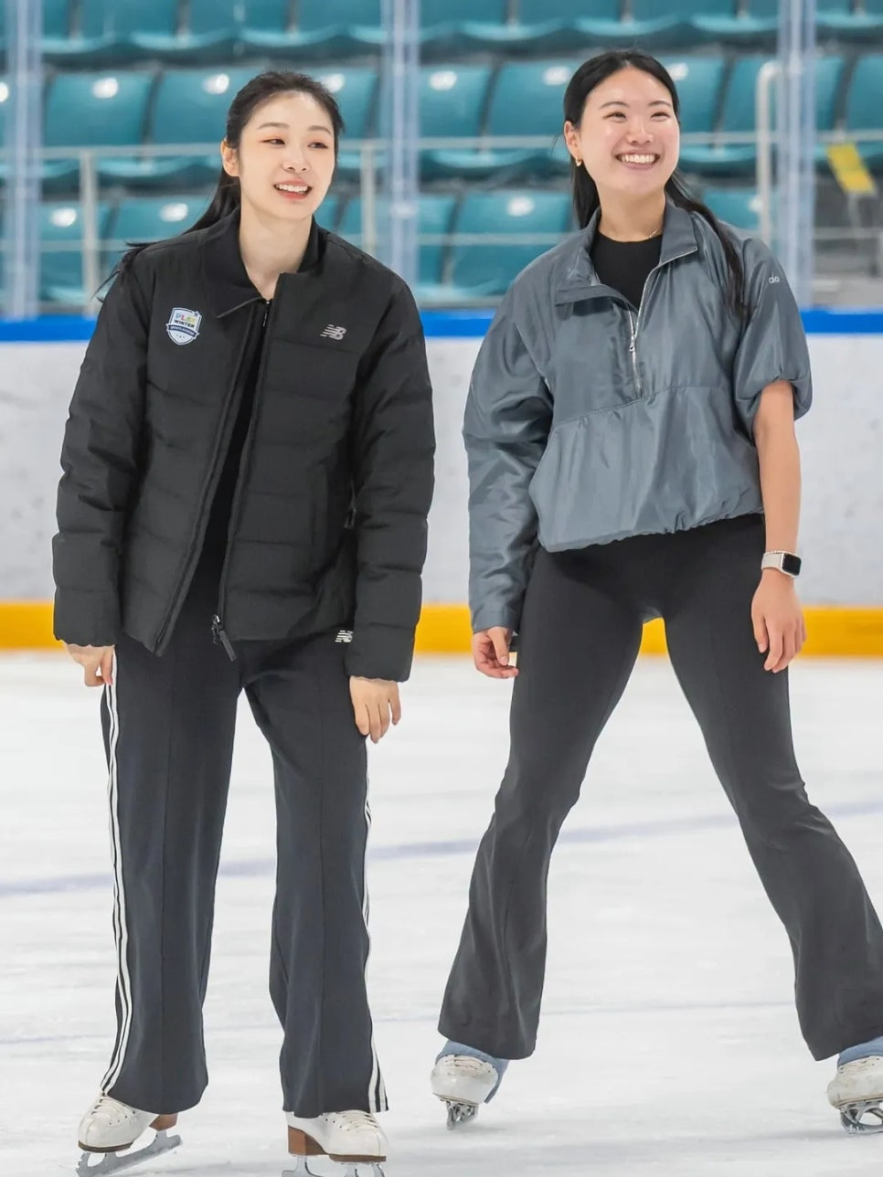 빙판 위를 가볍게 활주하며 탄탄한 몸매를 드러내는 뉴발란스 모델 김연아