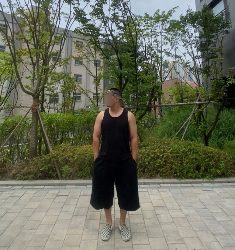 데일리룩('26. 8. 15.)후드후드 빈티지 카모 반다나 밀리터리, 무신사 무신사스탠다드 슬리브리스 민소매 나시, 무신사스탠다드 무신사 와이드 버뮤다 팬츠, 반스 체커보드 슬립온