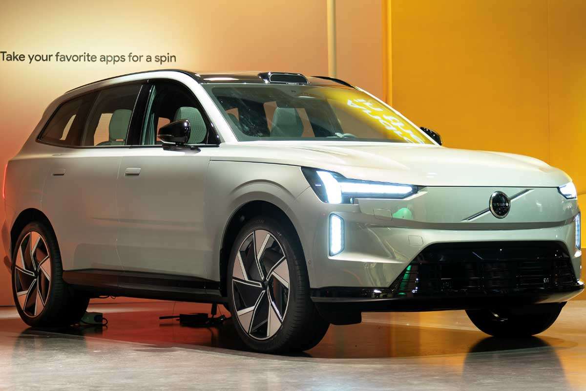 볼보자동차의 차세대 플래그십 전기 SUV 'EX90'가 내년 국내 출시를 앞두고 미국 가격이 공개됐다.