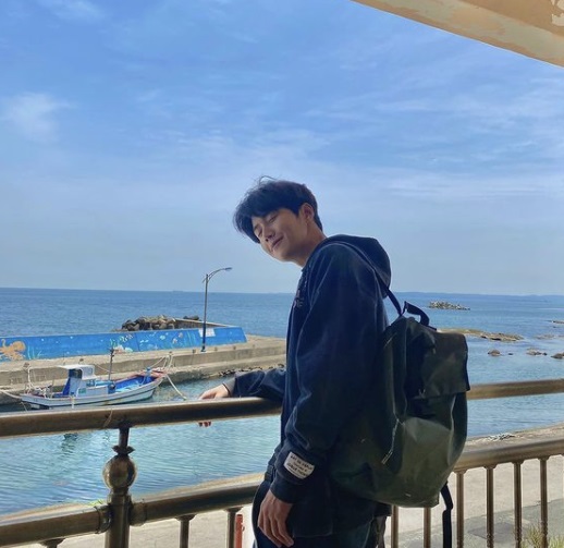 배우-김선호-바다에서-찍은-사진
