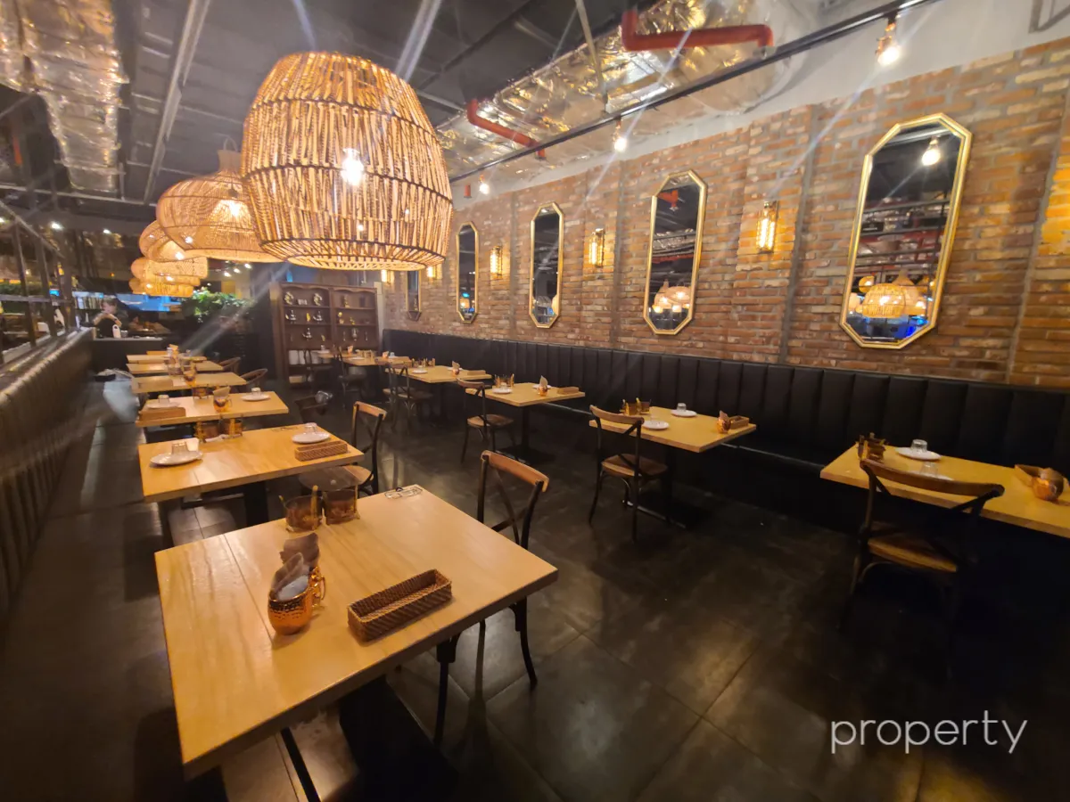 가죽으로된좌석과의자-라탄조명-벽돌벽에육각거울-모임하기좋은넓은공간