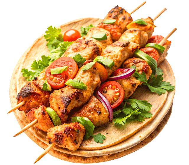 둥그런 나무 접시에 닭꼬치가 한가득 있다. 잘 익은 닭고기와 토마토, 애호박이 섞여있다.
