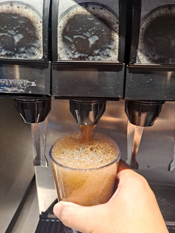 탄산음료 콜라 담는중