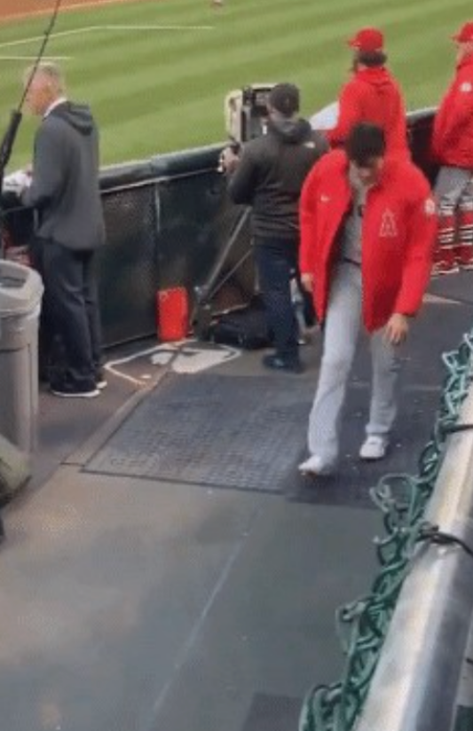 오타니 쓰레기 줍는 사진