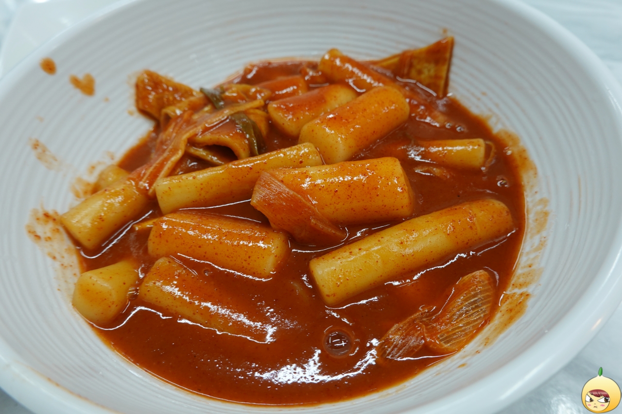 쌀과 밀떡이 다 들어 있는 걸쭉한 떡볶이