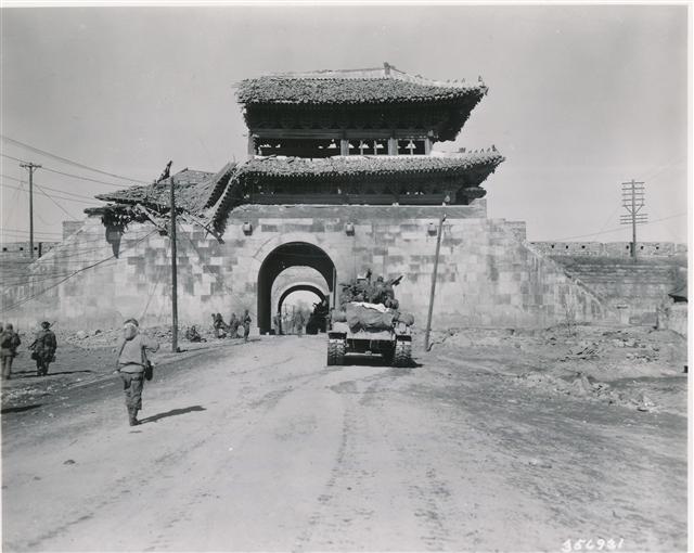 1951년 1월 파괴된 장안문