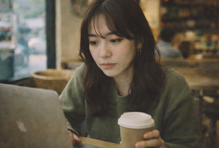 법인 업무 초보가 노트북으로 정부24와 전자소송을 확인하는 모습