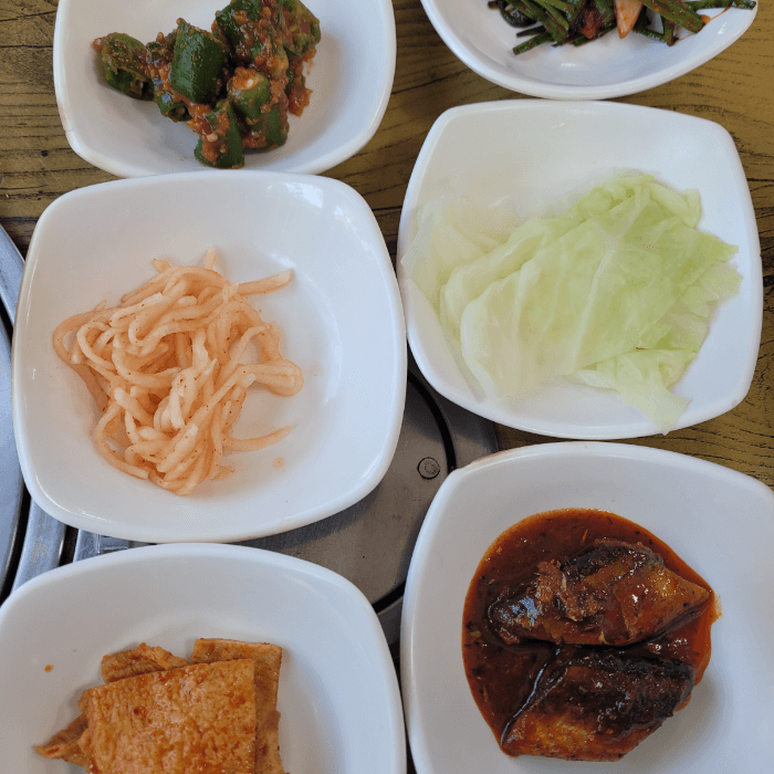 백반집-밑반찬들