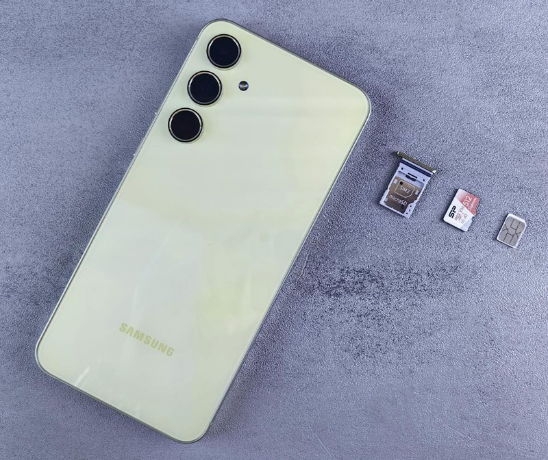 갤럭시 스마트폰과 유심, 마이크로 SD 카드가 바닥에 정렬된 모습