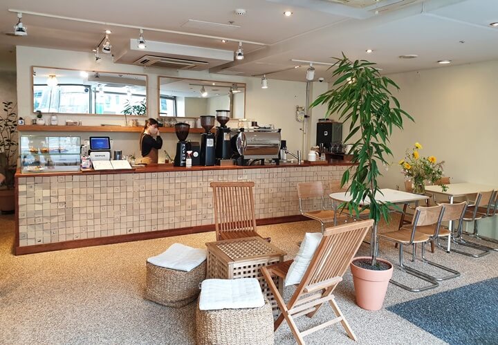 양재-리플렉트커피로스터-2호점-아늑하고-따뜻한-인테리어