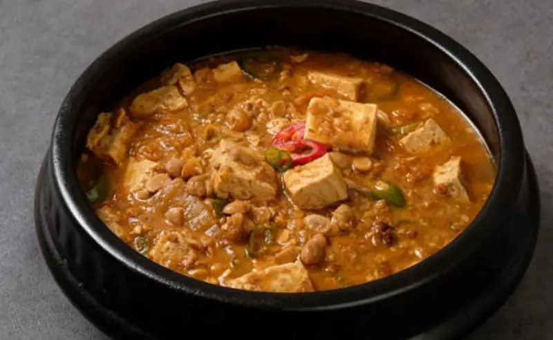 뚝배기 청국장찌개 한 그릇 이미지.