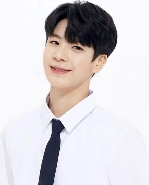 흰 와이셔츠의 정동원