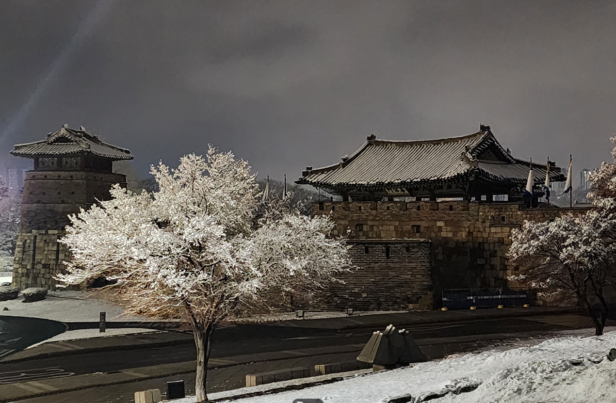 3월 중하순 새벽 눈내린 화서문 전경