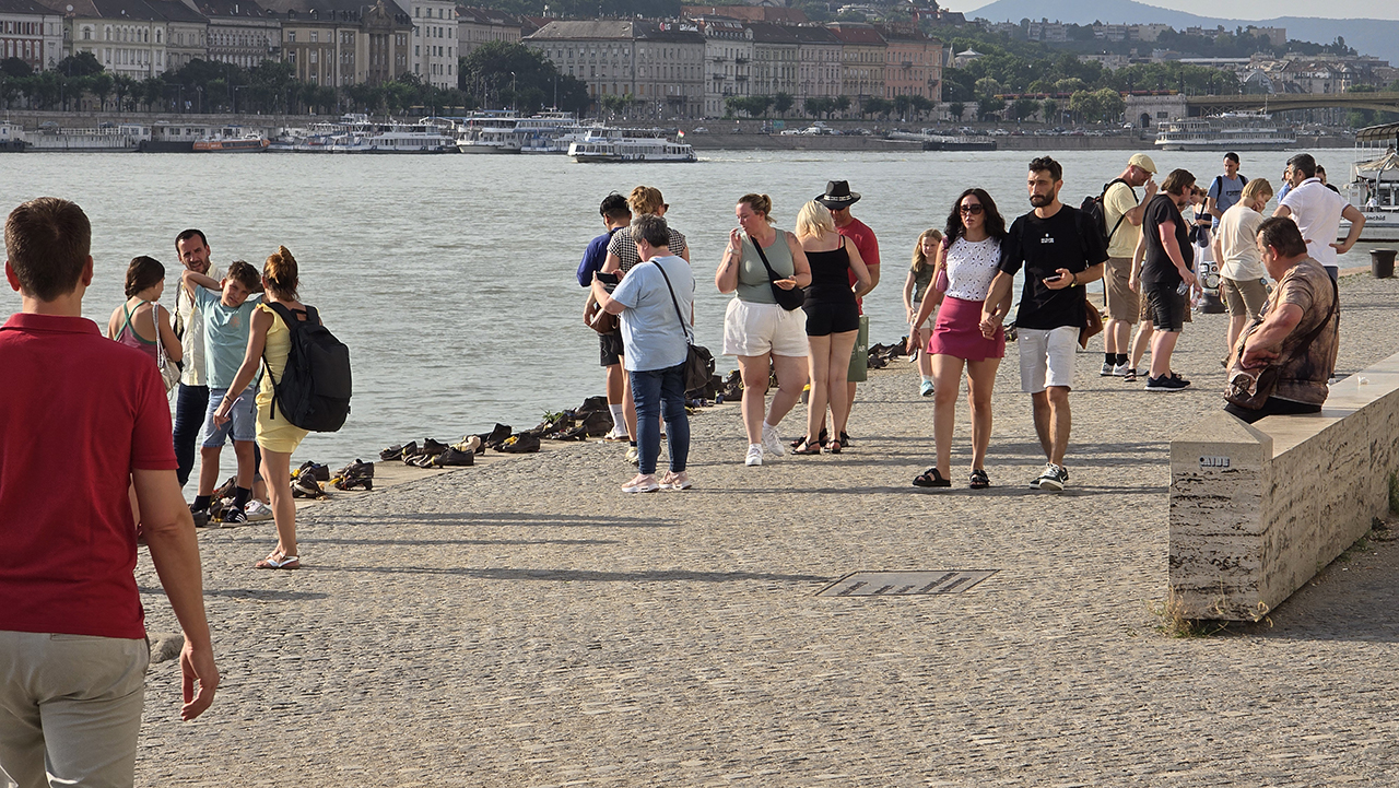 부다페스트 다뉴브 강가의 신발들