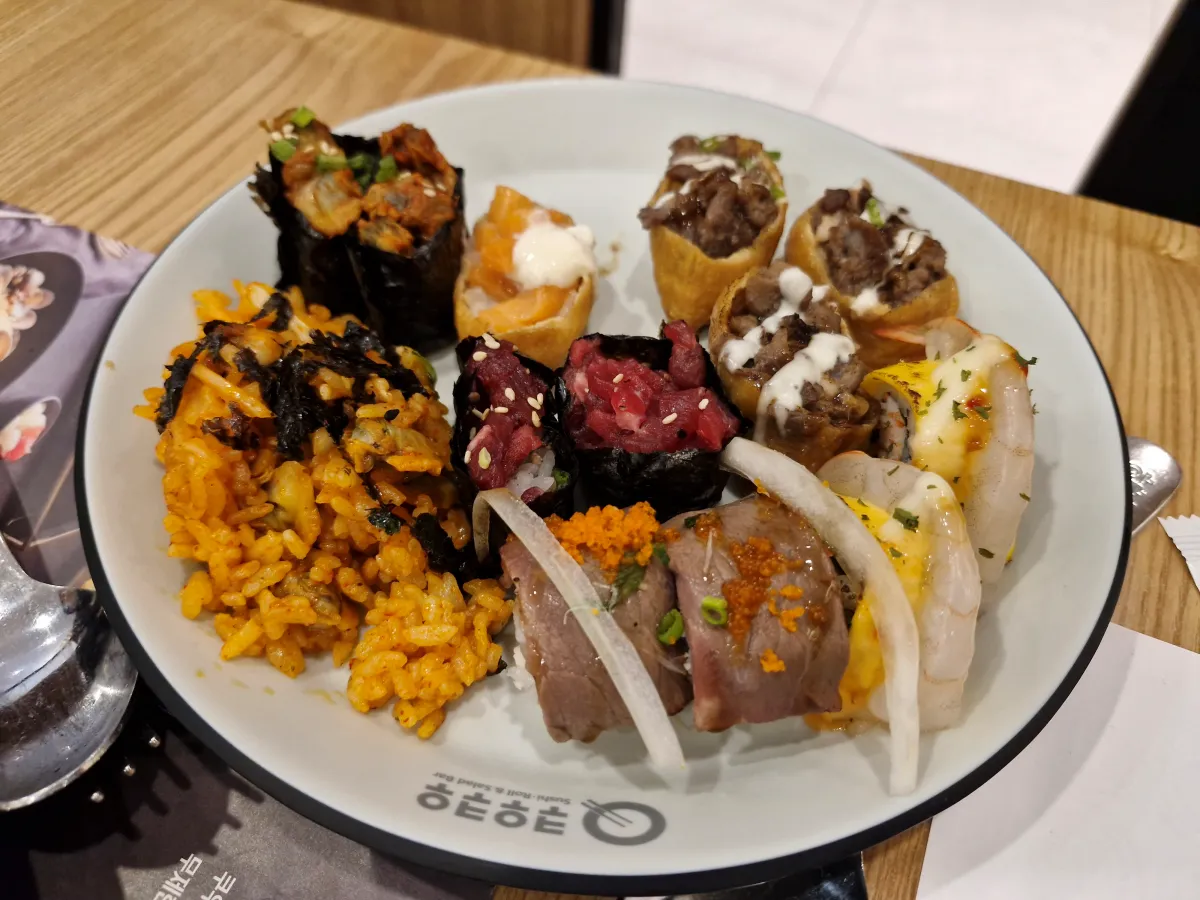 날치알-초밥-소고기-초밥-등-다양한-초밥들이-그릇위에-있다