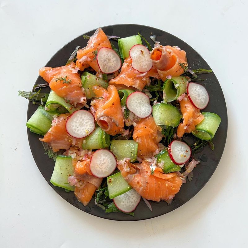 아보카도 훈제연서 샐러드