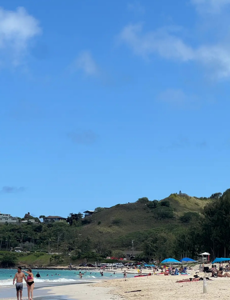 카일루아 비치와 해변을 걷는 사람들